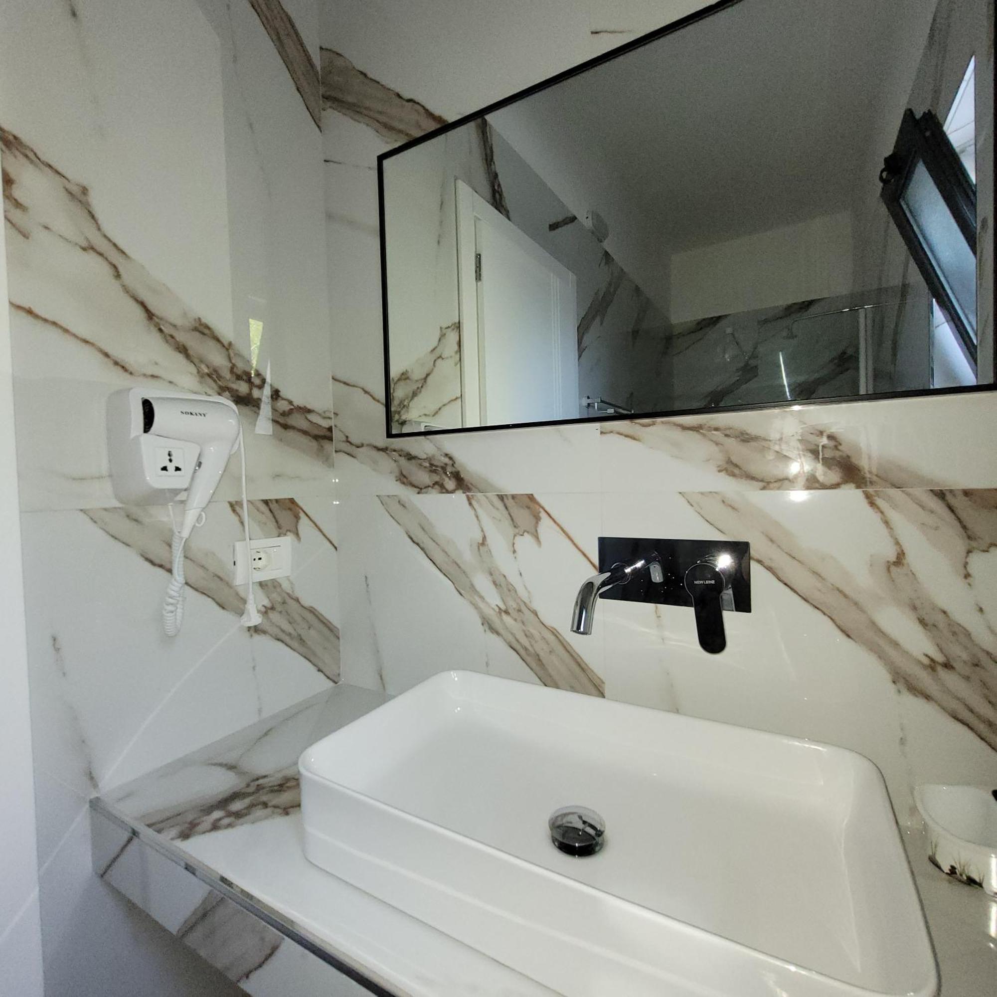 Hotel Erandi Rinas Екстер'єр фото
