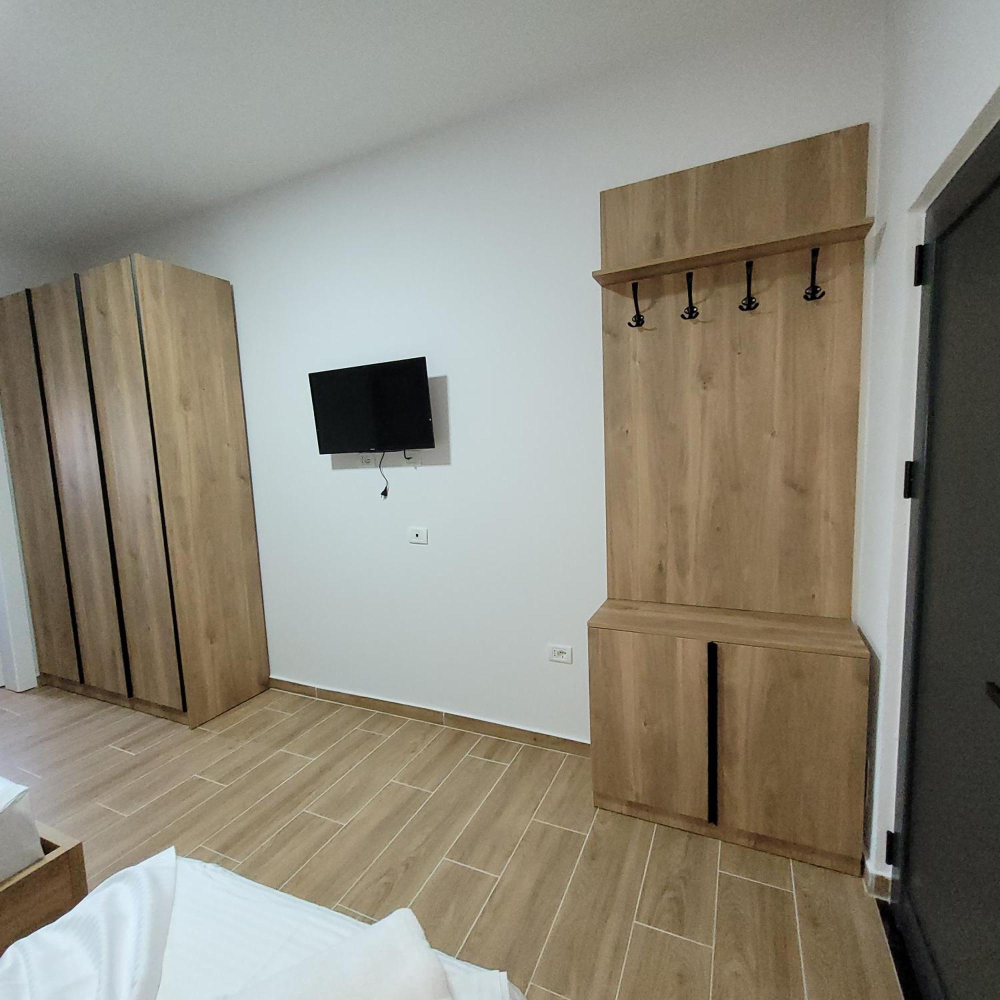 Hotel Erandi Rinas Екстер'єр фото