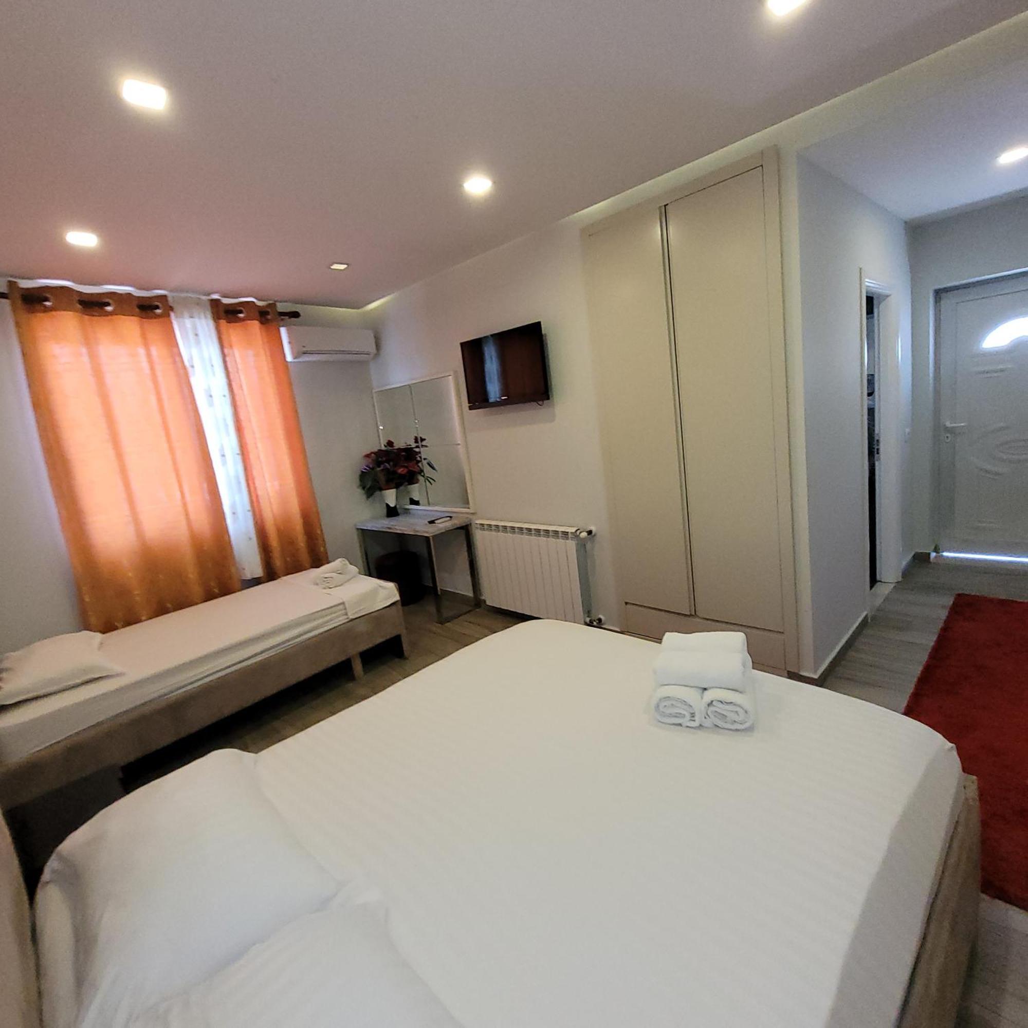 Hotel Erandi Rinas Екстер'єр фото