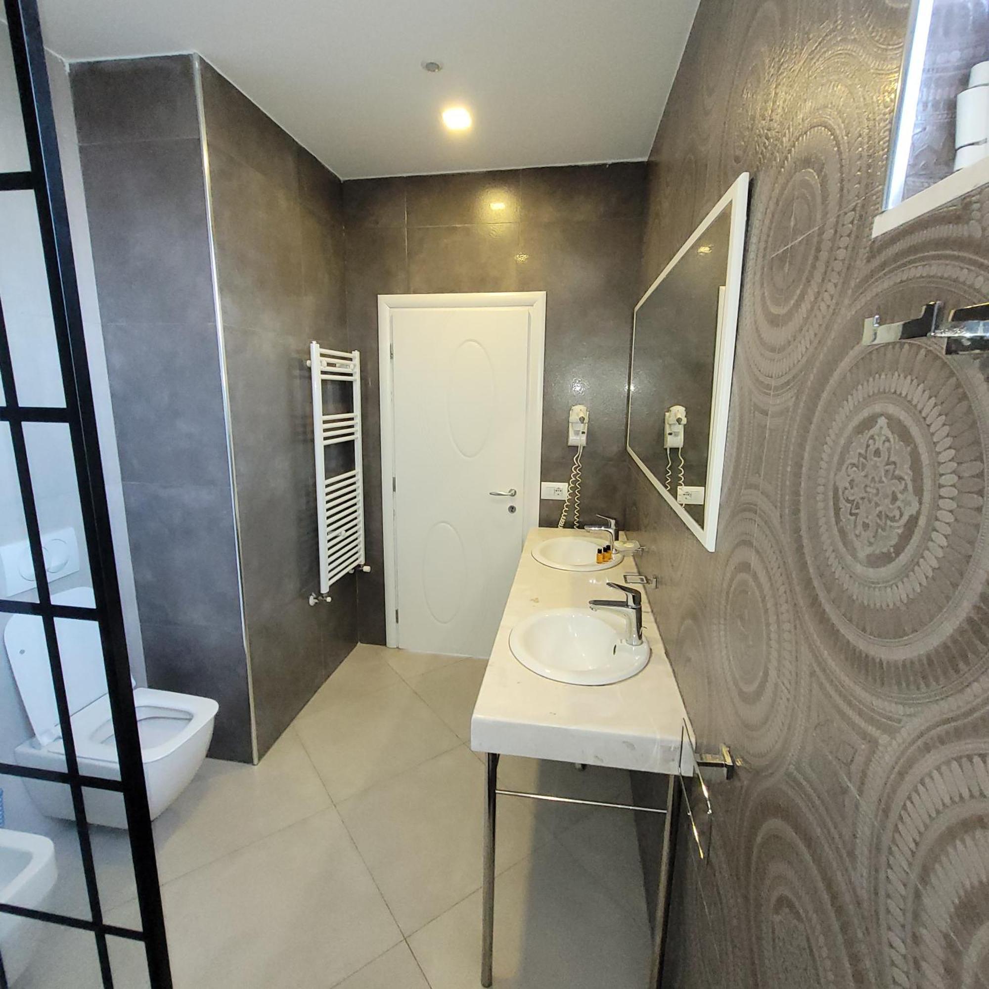 Hotel Erandi Rinas Екстер'єр фото