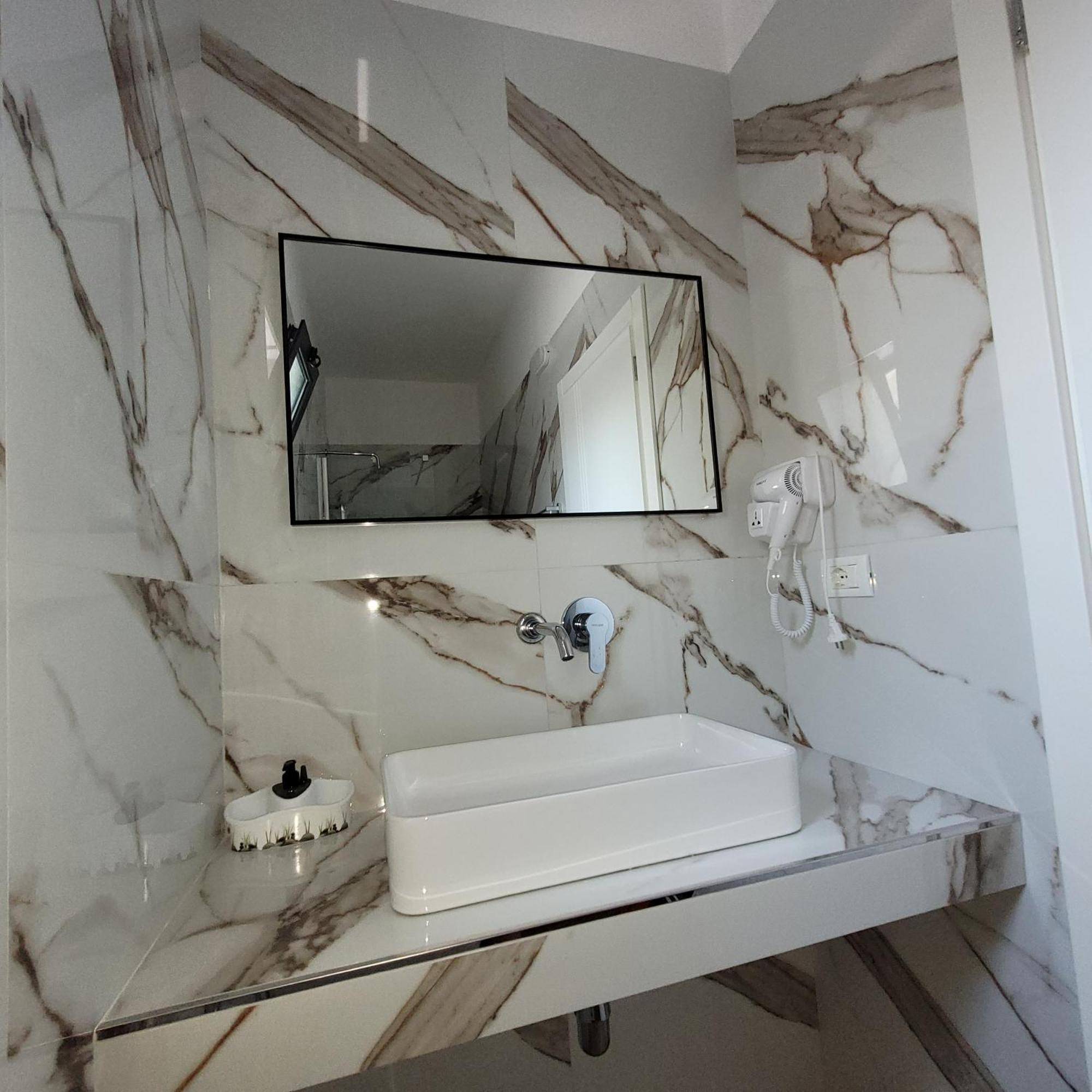 Hotel Erandi Rinas Екстер'єр фото