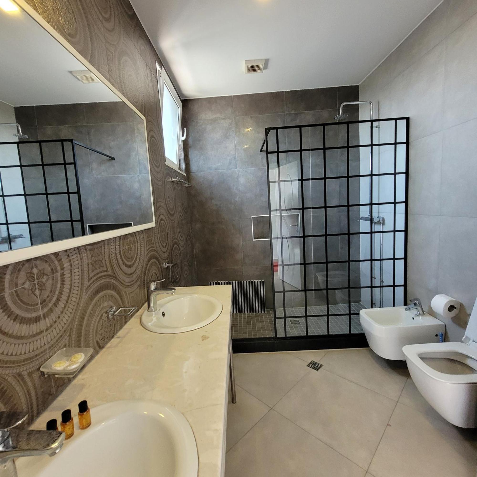 Hotel Erandi Rinas Екстер'єр фото