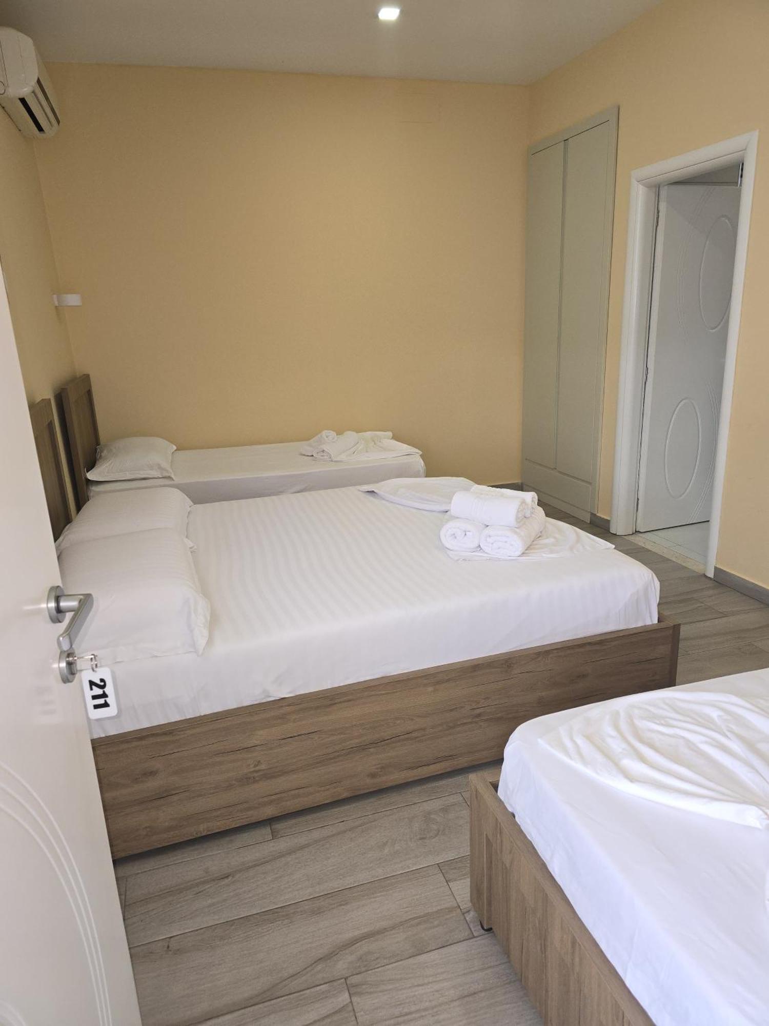 Hotel Erandi Rinas Екстер'єр фото