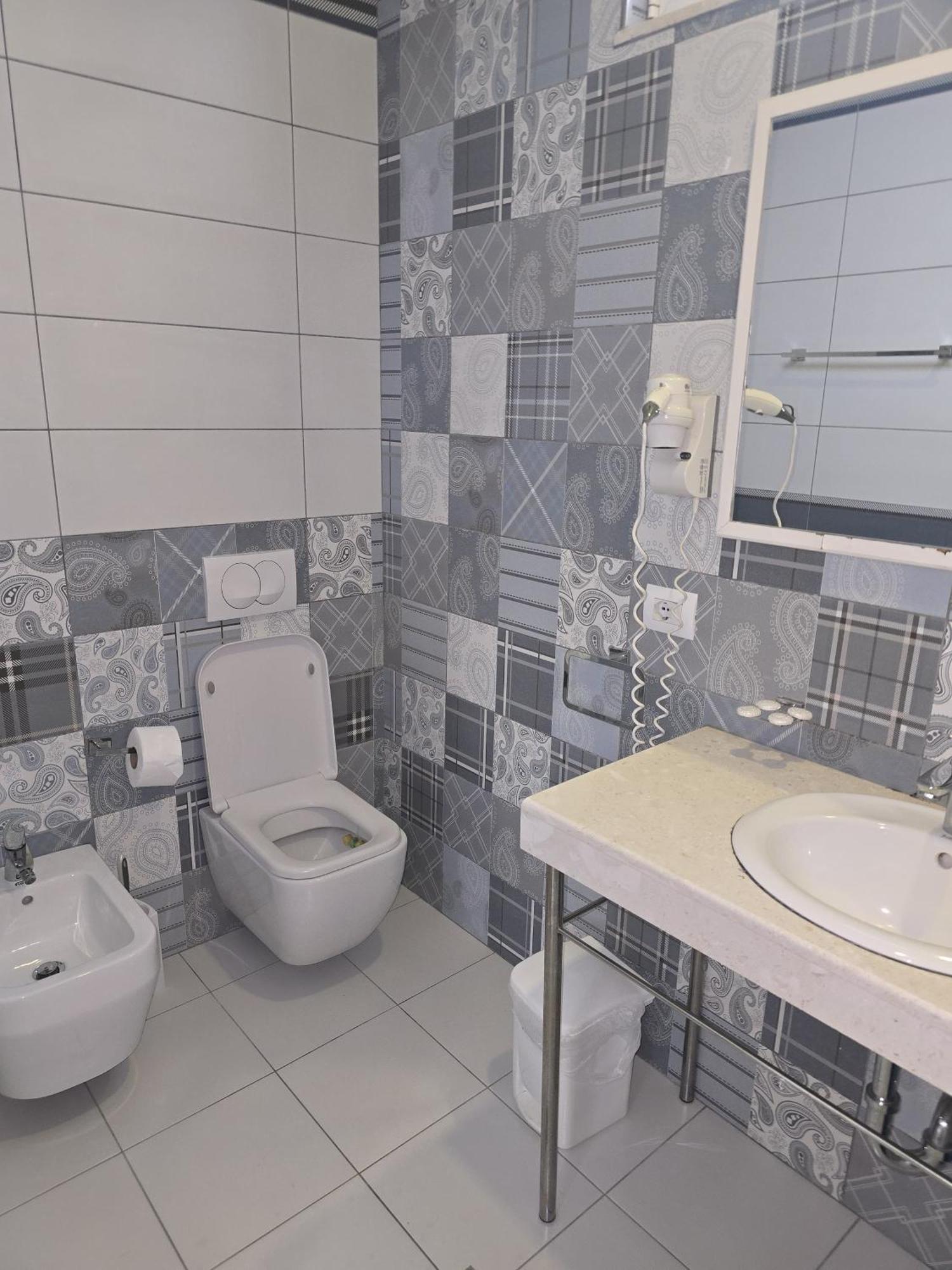 Hotel Erandi Rinas Екстер'єр фото