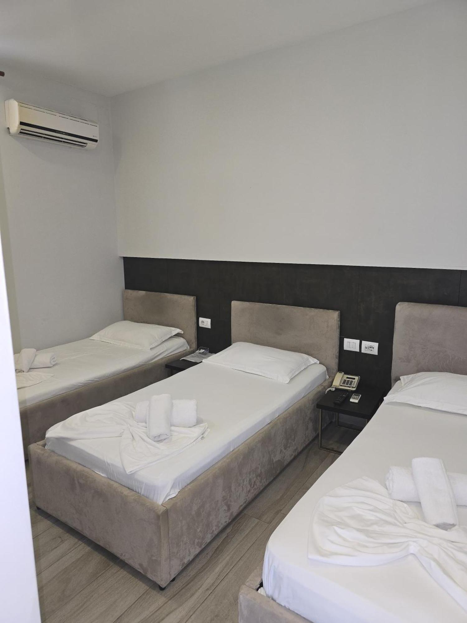 Hotel Erandi Rinas Екстер'єр фото