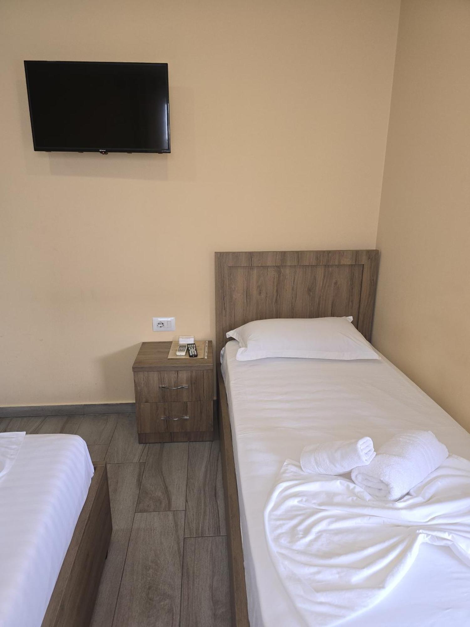 Hotel Erandi Rinas Екстер'єр фото