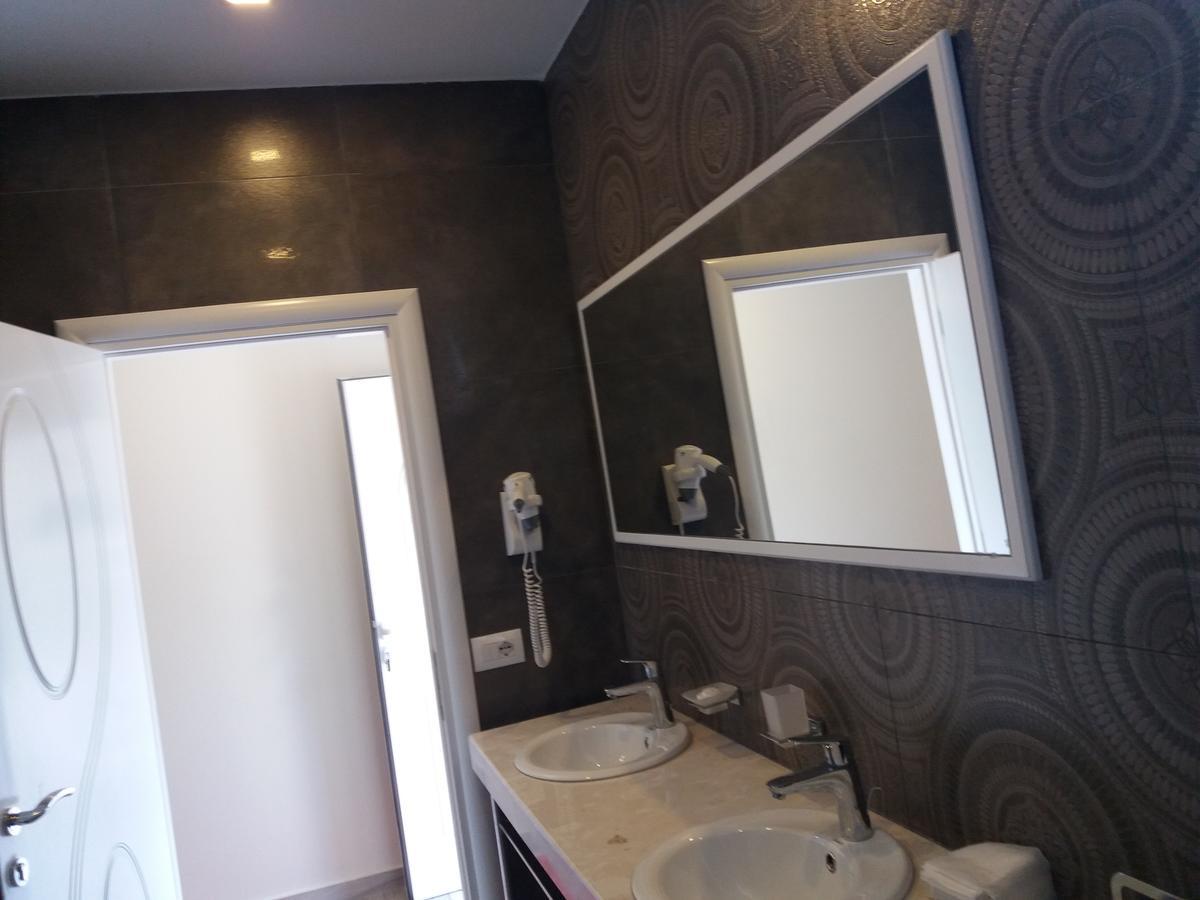 Hotel Erandi Rinas Екстер'єр фото