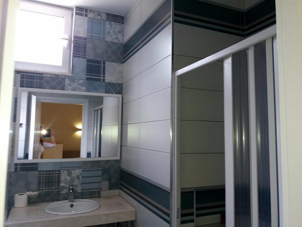 Hotel Erandi Rinas Екстер'єр фото