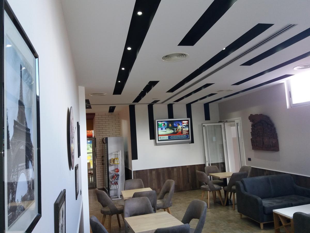Hotel Erandi Rinas Екстер'єр фото