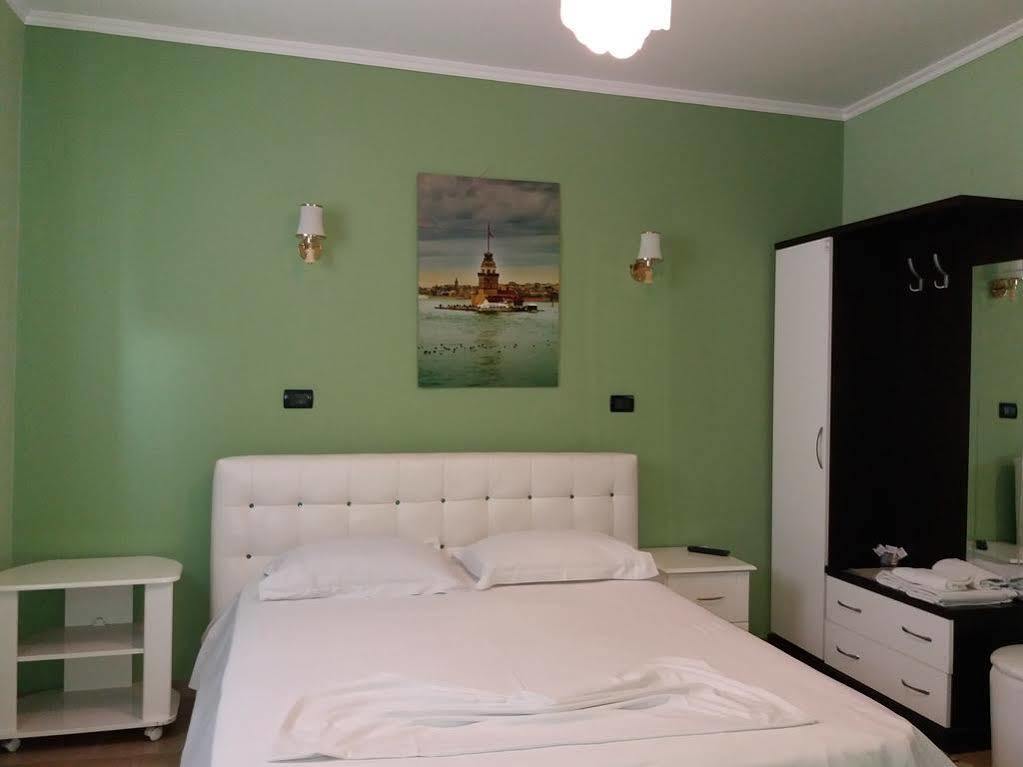 Hotel Erandi Rinas Екстер'єр фото