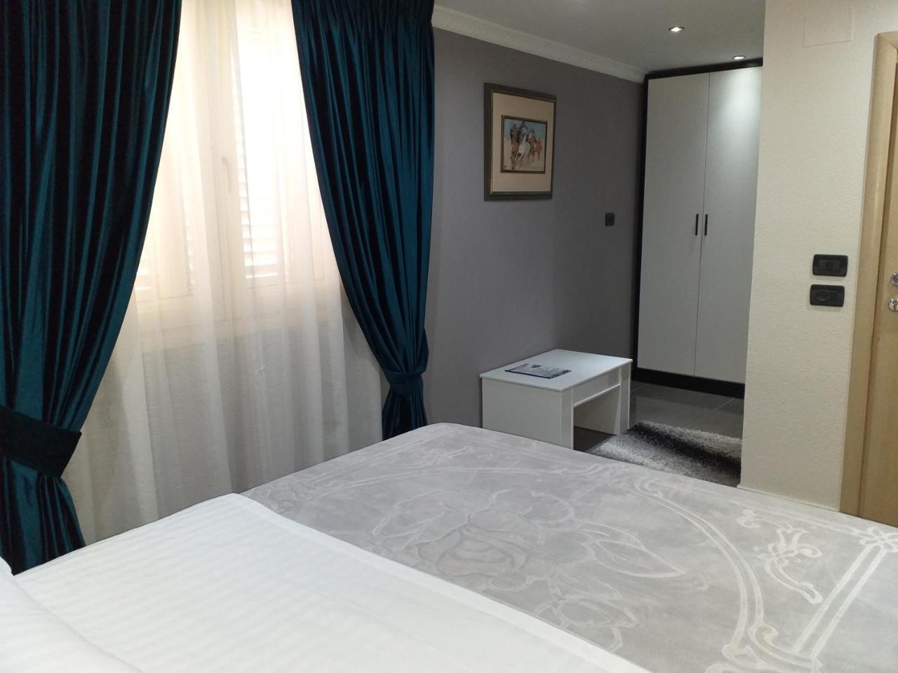 Hotel Erandi Rinas Екстер'єр фото