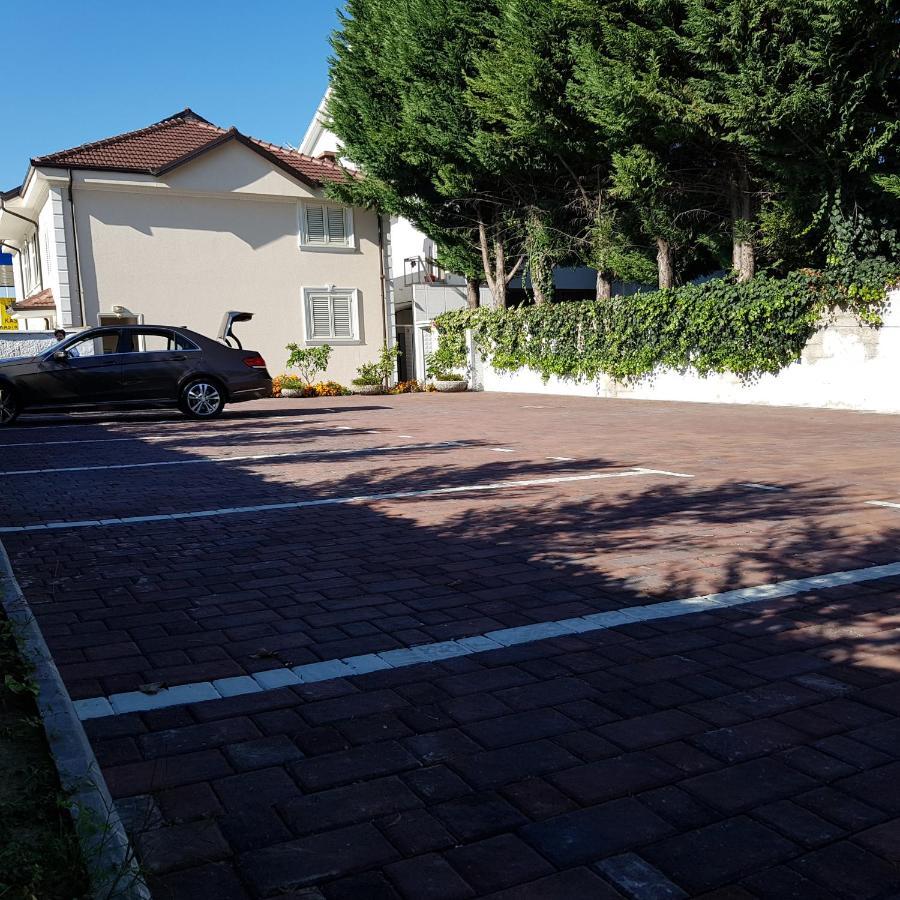 Hotel Erandi Rinas Екстер'єр фото